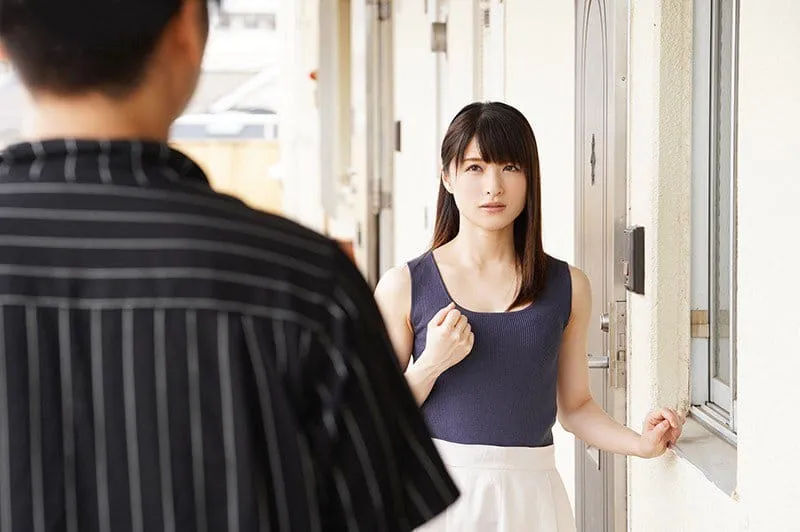 Cãi nhau với anh xã, vợ yêu ăn nằm với cậu thanh niên hàng xóm