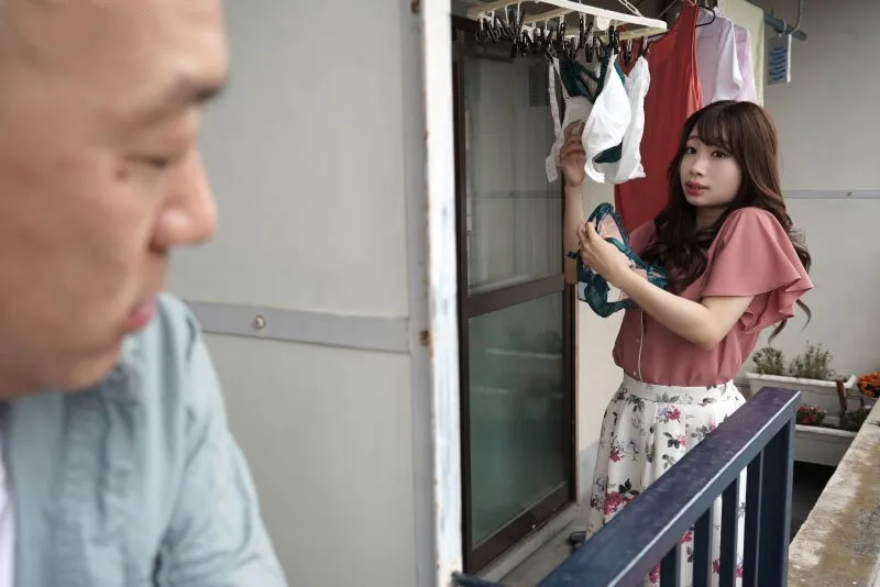 Gã hàng xóm chuyên soi mói và cặp vợ anh xã thường xuyên rên la quá to